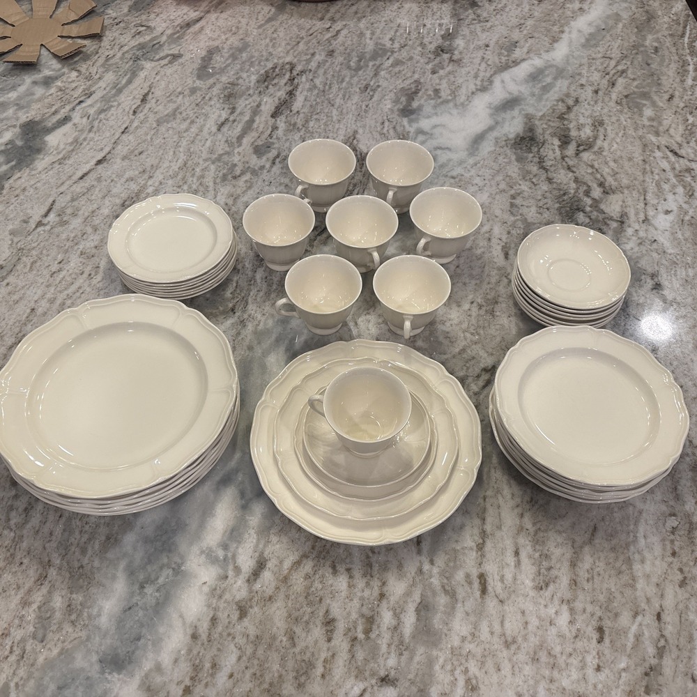 Wedgewood Of Etruria And Barlaston Queens Shape Queensware 40 Piece. 8 Settings